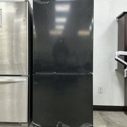 Hisense 17.2 cu. ft. Counter-Depth 32 inch Wide Bottom-Freezer Refrigerator