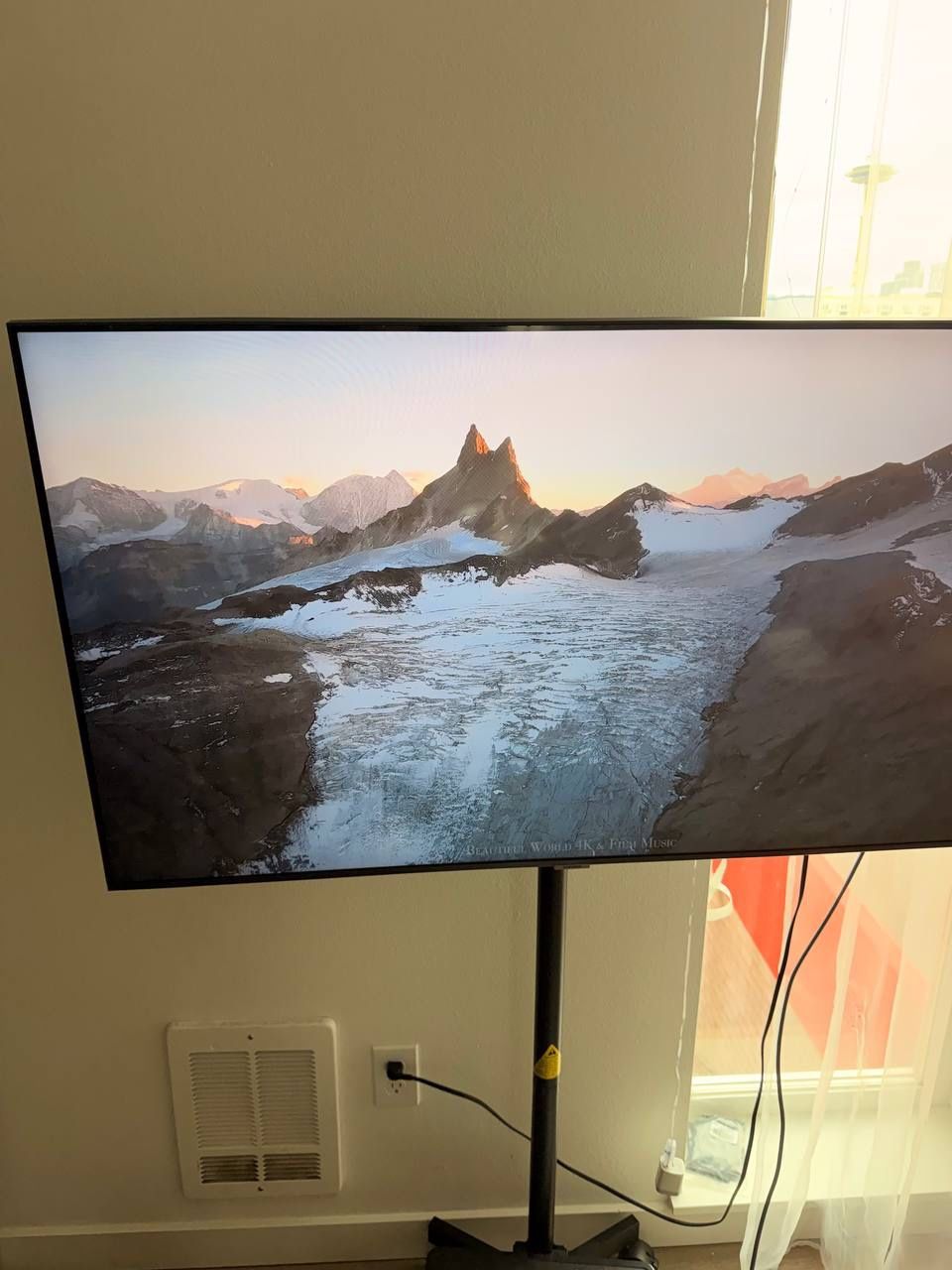 Samsung TV 50” + Rolling Stand