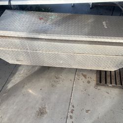 Tool box Ford f150 1999 with key