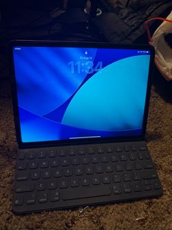 iPad Pro 11” 256gb WiFi/LTE with keyboard case