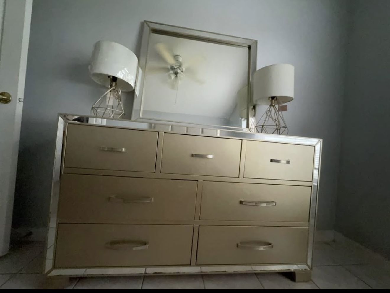 Dresser/Mirror/Lamps