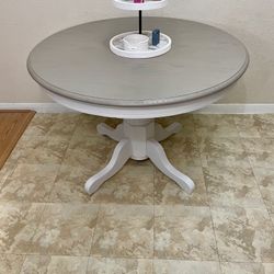 🌾 Solid Wood Amish-Style Dining Table – Refinished with Dixie Belle 🌾