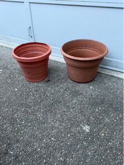 2 plastic pots