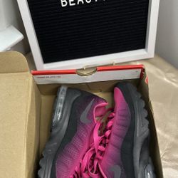 GIRLS NEW NIKE PINK AND BLK SHOE