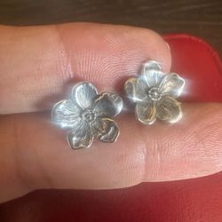 Beautiful vintage 925 Sterling Silver Flower 🌺 stud earrings , hallmarked w/ designer stamp 925, Sterling backs