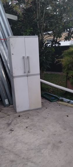 Storage containers