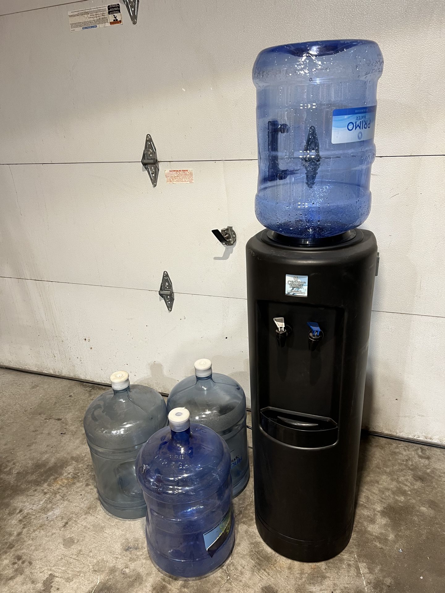 Water dispenser hot and cold