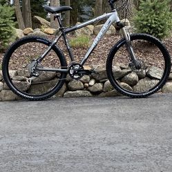 26” Trek 4300 Disc Brakes 24 Speed Mountain Bike Like New Mint Condition