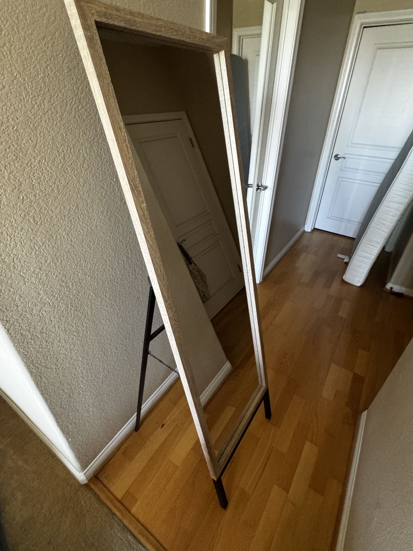 Target Threshold Standing Mirror