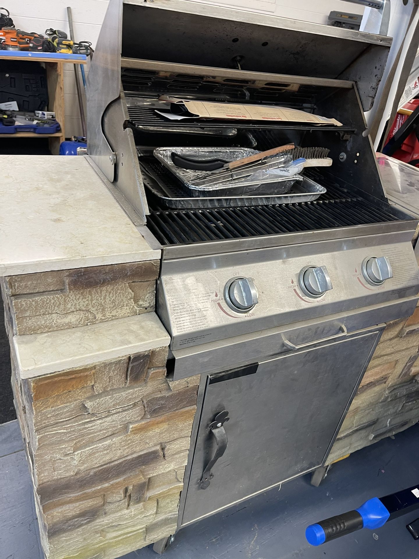 UNIFLAME GOLD 3 Burner Gas’s Grill 