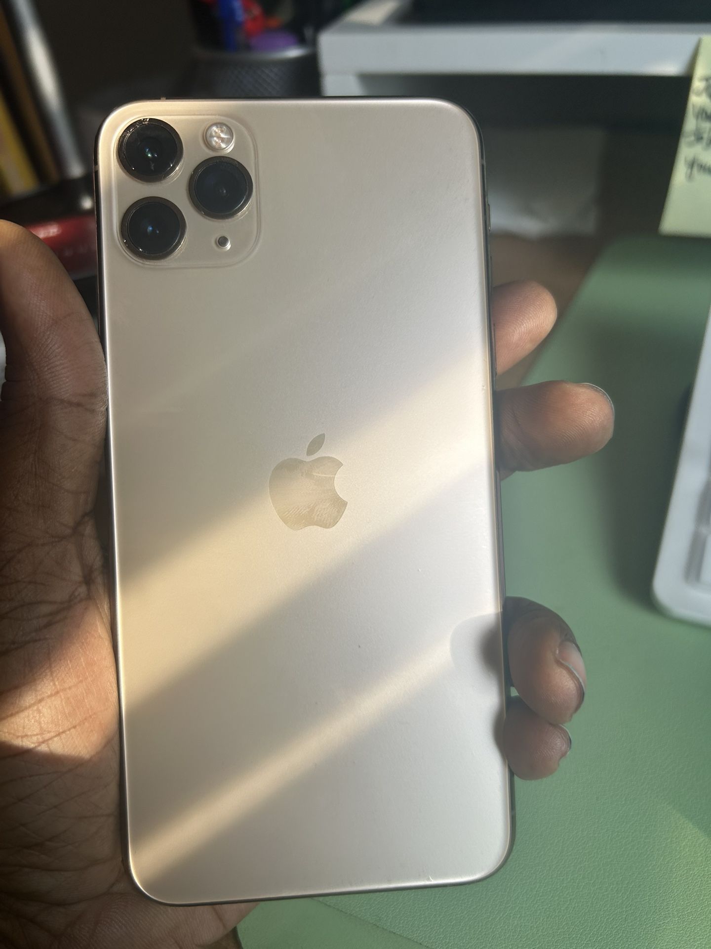 Like New Apple 11 Pro max iphone unlocked