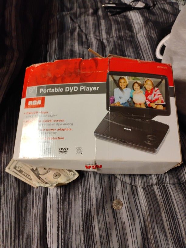 DVD CD Player 9 Inch Swirl Screen Portable Plug For Car And Wall
