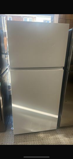 Hisense 30” Top Freezer-Bottom Refrigerator 