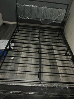 Full-Size Metal Bed Frame with LED Lights and USB Charging – Brand New!  Base de Cama Metal Full (Matrimonial) con Luces LED y Carga USB - ¡Nueva!