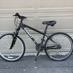 Giant Boulder SE Mountain Bike