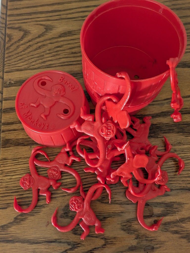 Vintage Barrel of Monkeys Game by Lakeside Toys. This includes 12 monkeys and in excellent vintage condition.