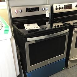 New Scratch And Dent Whirlpool 5 Burner Glass Top Stainless Steel Range. 1 year Warranty 