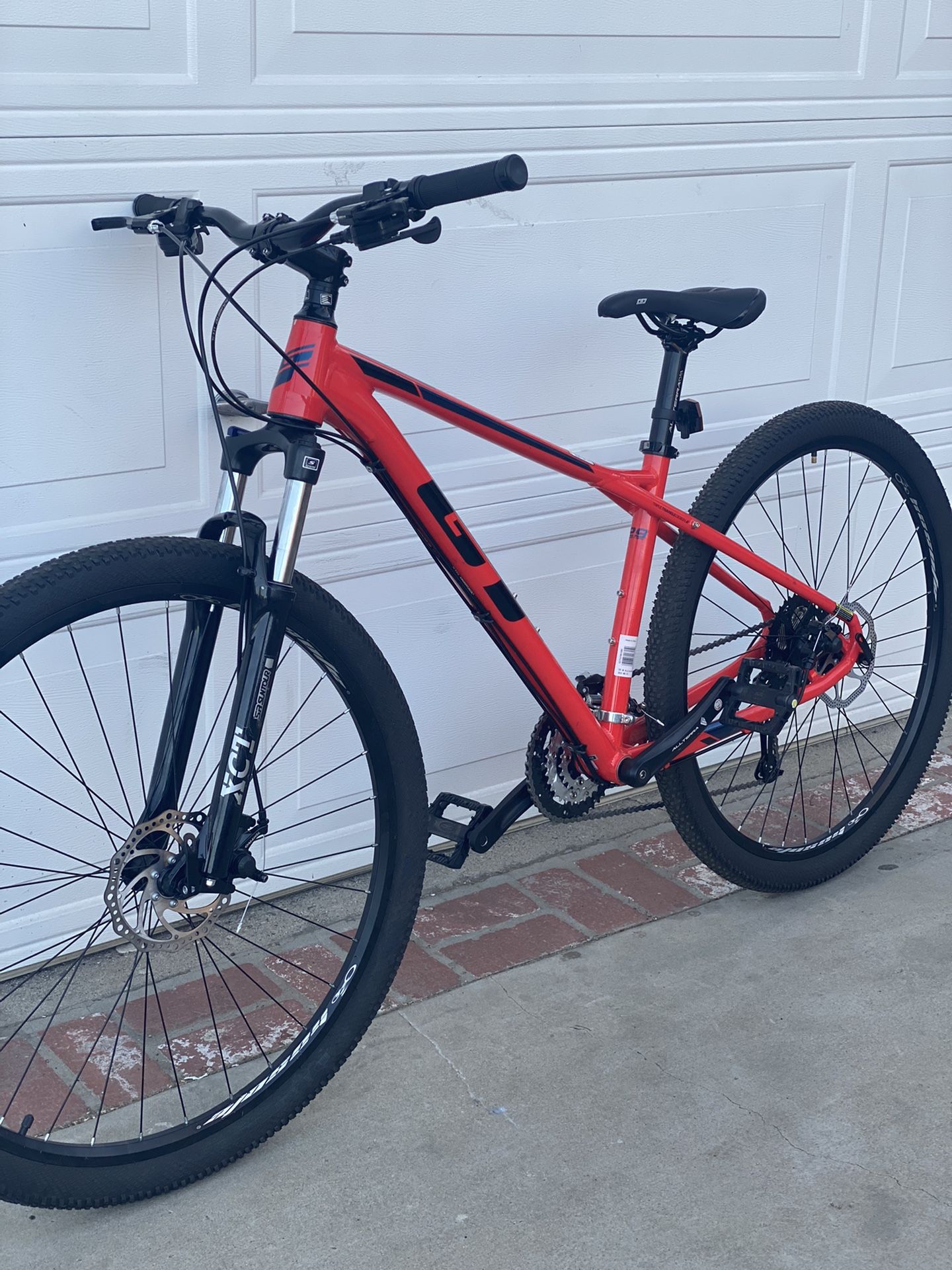 GT Men's Avalanche 29'' Mountain Bike