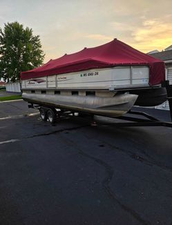 1994 Suntracker 24’ Party Barge trailer included