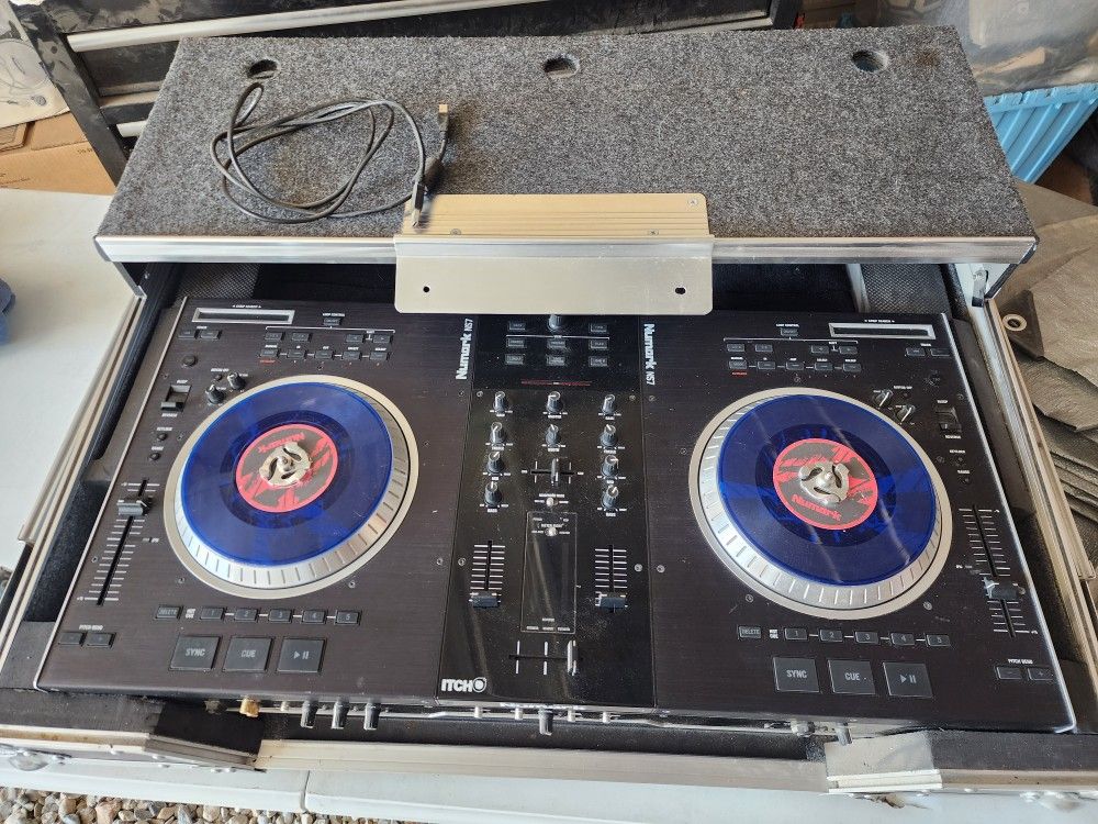Numark NS7 DJ TURN TABLE MIXER & Case