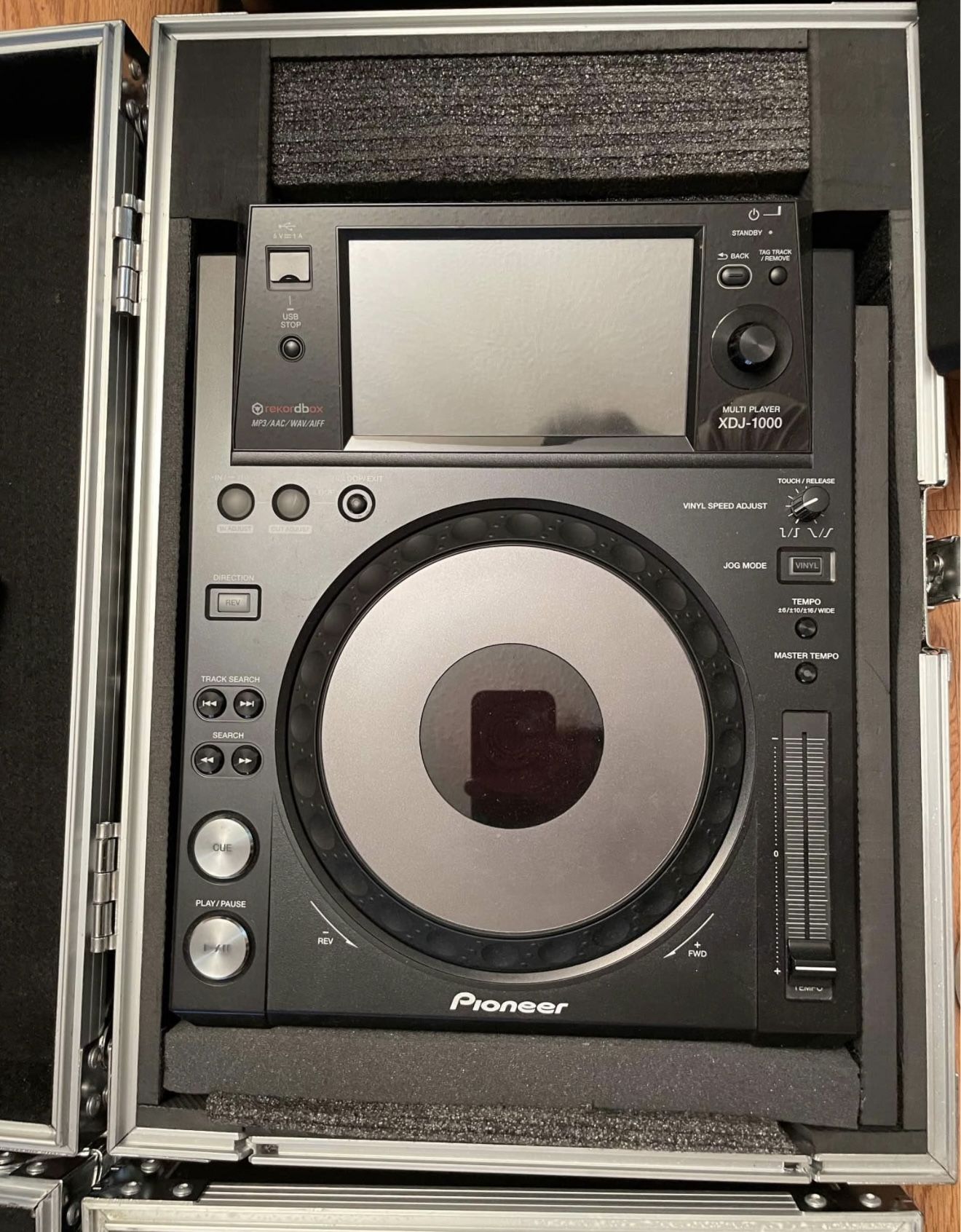 2 Pioneer XDJ1000 And Pioneer DjM -750 Mixer