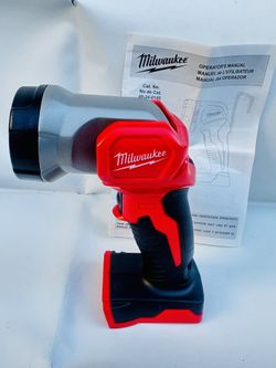 Milwaukee M18 18-Volt Lithium-Ion Cordless 100 Lumens LED Flashlight (Tool-Only)