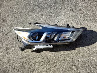 2016-2018 Nissan Maxima headlight (Passenger side) with all the accessories OEM.