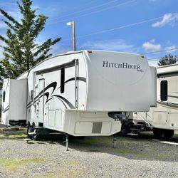 2009 Nu-Wa Hitchhiker 31FT With 3 Slide Outs