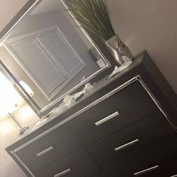 Gray dresser w/ mirror 