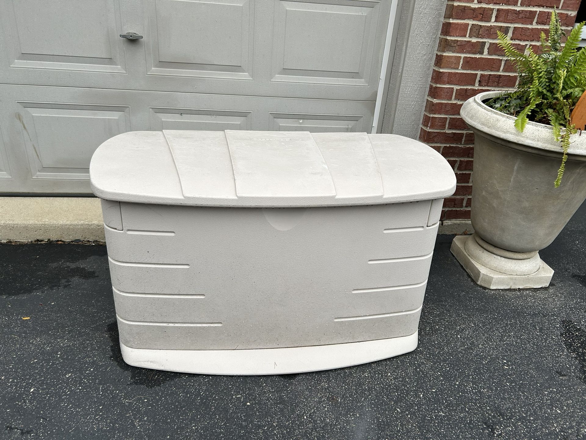 Rubbermaid deck box