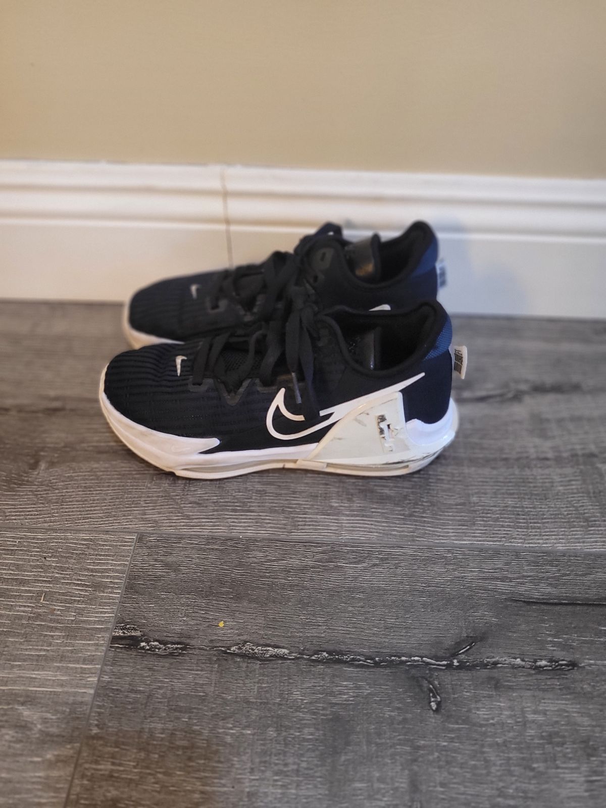 Black Nike Shoes / Size Womens 5.5