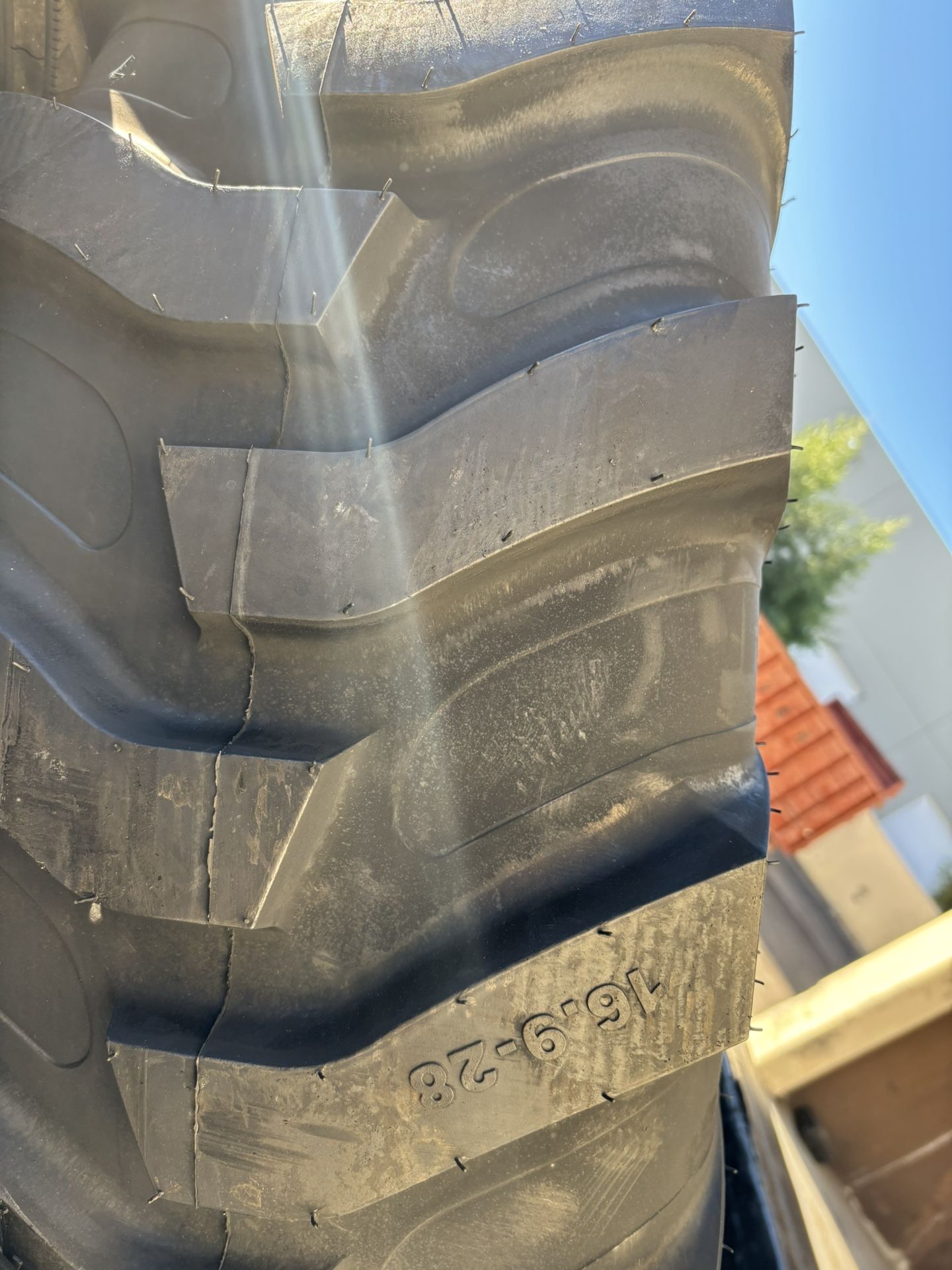 2 Tractor Tires 16,9-28 $1200