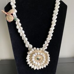 Beautiful vintage Handmade Hawaiian Cowrie Shell Lei  Necklace with pendant,  31”Long