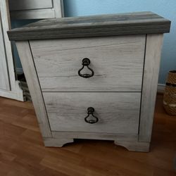 Wood bedside table-like new 