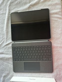 iPad Pro (M1 Chip, 5th Gen, 256gb, 12.9in, WiFi+Cellular) with Logitech Keyboard Bundle