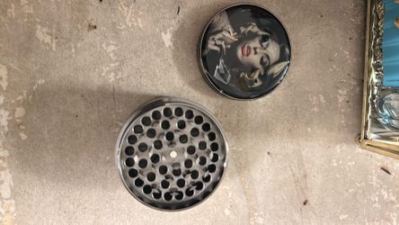 Herb and spice grinder