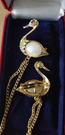 Double swan broach