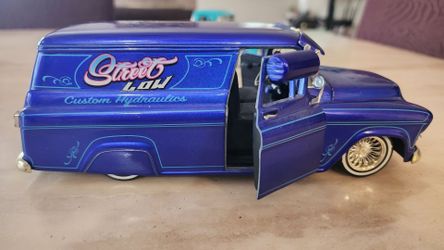 Jada Toys Street Low 1957 Chevy Suburban Lowrider 1:24 Azul