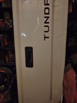 Tundra tail gate
