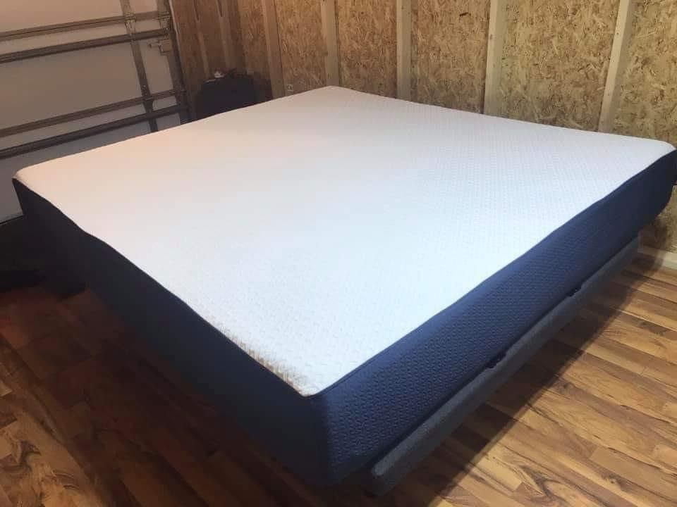 California King Memory Foam Like New 70 % Off Retail 