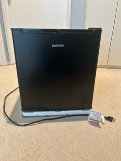 Proctor Silex 1.7 cu ft Mini Refrigerator with freezer Compartment - Black
