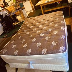 ⭐️⭐️⭐️⭐️-$345 colcion grueso grueso tomano queen-1 white extra extra thick, very soft queen mattresses only  I purchase these from  in Seattle and Tri