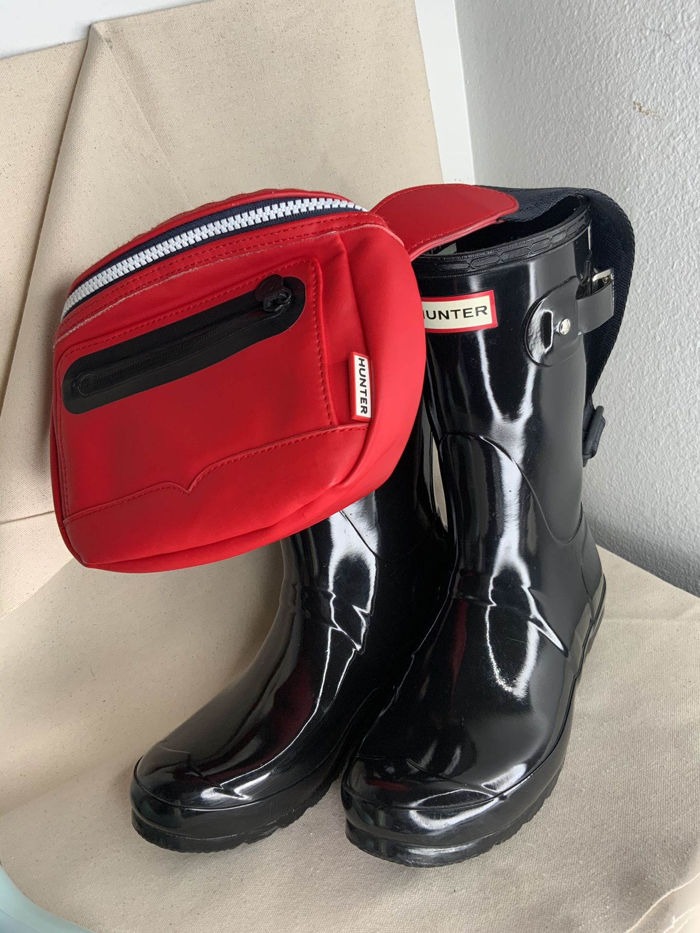 Hunter Bundle, Short Gloss Size 8 Women’s Rain Boots Black, Red Fanny Pack