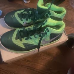 Tennis shoes