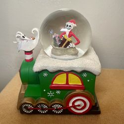 Timer before Christmas, musical snow globe
