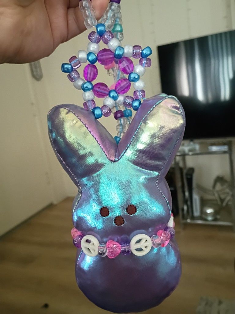 KANDI NECKLACE WITH PEEP