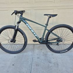 GIANT TALON 4 MOUNTAIN BIKE, 29ER (MEDIUM FRAME)
