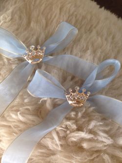 Gold Crown broach pin