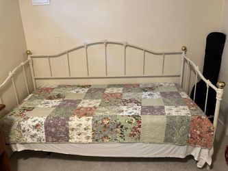 White Twin Daybed (Mattress & Frame)