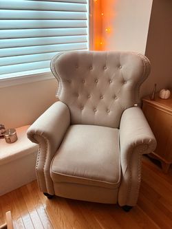 Elegant Tufted Wingback Recliner Chair – Excellent Condition
